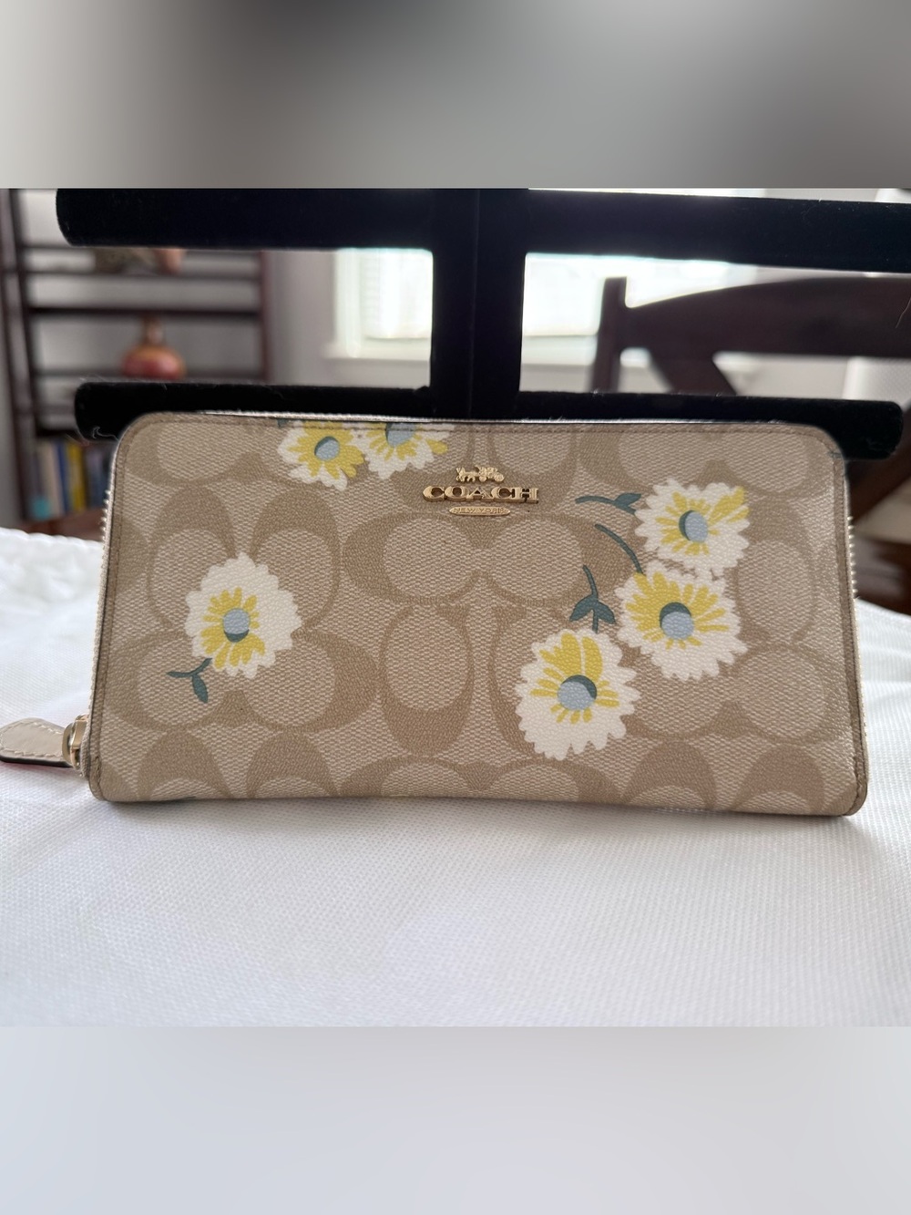 NWOT COACH Beige Signature Floral Zip Wallet